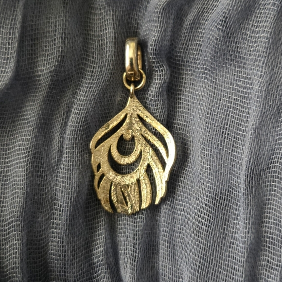 Kendra Scott Textured Peacock Feather Charm - Gold Tone - Picture 2 of 3